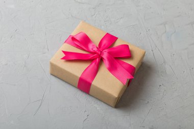 Paketlenmiş Noel ya da renkli kurdeleli el yapımı el yapımı diğer Noel hediyeleri. Hediye kutusu, hediye süslemesi, kopya alanı ile üst görünüm.