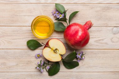 Renkli arka planda yahudi Rosh Hashanah bayramı sembolleri olan düz kompozisyon, Rosh hashanah kavramı. Geleneksel yılbaşı tatili. Kopyalama alanı olan üst görünüm.