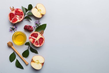 Renkli arka planda yahudi Rosh Hashanah bayramı sembolleri olan düz kompozisyon, Rosh hashanah kavramı. Geleneksel yılbaşı tatili. Kopyalama alanı olan üst görünüm.