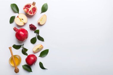 Renkli arka planda yahudi Rosh Hashanah bayramı sembolleri olan düz kompozisyon, Rosh hashanah kavramı. Geleneksel yılbaşı tatili. Kopyalama alanı olan üst görünüm.