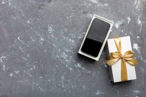 Caixa Presente Aberta Com Fita Dourada Smartphone Sobre Fundo Cor — Fotografia de Stock