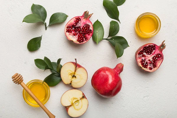 Renkli arka planda yahudi Rosh Hashanah bayramı sembolleri olan düz kompozisyon, Rosh hashanah kavramı. Geleneksel yılbaşı tatili. Kopyalama alanı olan üst görünüm.