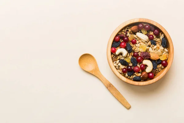 Kochen Eines Gesunden Frühstücks Müsli Mit Verschiedenen Trockenfrüchten Und Nüssen — Stockfoto