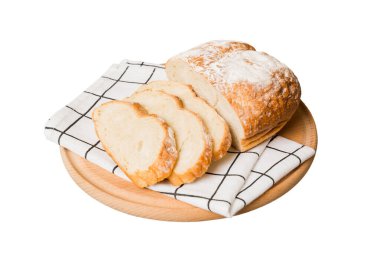 Beyaz arka planda izole edilmiş peçeteli taze dilimlenmiş ekmek çeşitleri. Sağlıklı mayasız ekmek. Fransız ekmeği dilimi.