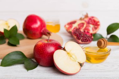 Renkli arka planda yahudi Rosh Hashanah bayramı sembolleri olan düz kompozisyon, Rosh hashanah kavramı. Geleneksel yılbaşı tatili. Kopyalama alanı olan üst görünüm.