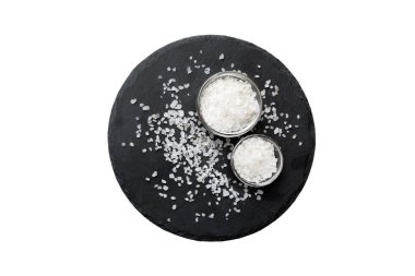 Beyaz arka planda izole edilmiş ahşap bir tuz kristali kasesi. Kırsal kaselerdeki tuz, fotokopi alanı olan üst görünüm.