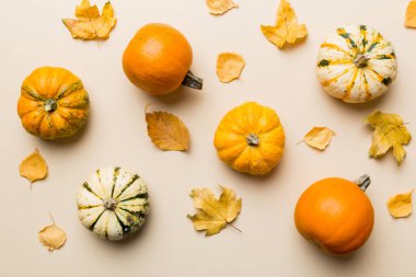 Sonbahar kompozisyonu. Masadaki kurumuş yapraklar ve diğer tasarım aksesuarlarından oluşan desen. Düz yatış, üst görünüm.