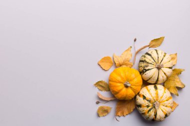 Sonbahar kompozisyonu. Masadaki kurumuş yapraklar ve diğer tasarım aksesuarlarından oluşan desen. Düz yatış, üst görünüm.