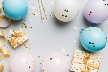 Pastel renkli arka plan üzerine düz bir parti dekorasyonu konsepti. Aşk konsepti. Tatil kutlaması. Sevgililer Günü ya da doğum günü partisi dekorasyonu.