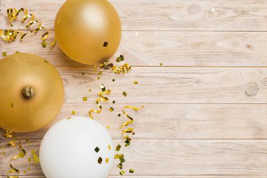 Arka planda yuvarlak balonlar ve konfetilerden oluşan çok renkli balonlar var. Doğum günü partisi geçmişi.