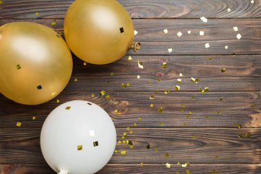 Arka planda yuvarlak balonlar ve konfetilerden oluşan çok renkli balonlar var. Doğum günü partisi geçmişi.