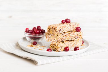 Arka planda çeşitli granola barlar var. Mısır gevreği gofretleri. Yulaf, fındık ve böğürtlenli kahvaltı barları, yakın çekim. Süper yiyecek konsepti.