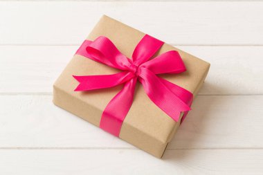 Paketlenmiş Noel ya da renkli kurdeleli el yapımı el yapımı diğer Noel hediyeleri. Hediye kutusu, hediye süslemesi, kopya alanı ile üst görünüm.