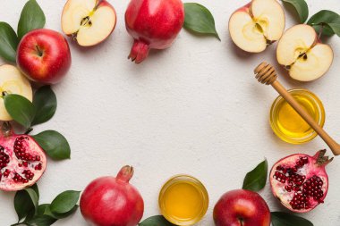 Rosh hashanah konsepti. Geleneksel Yahudi Yeni Yıl tatili sembollerinden yapılmış bir çerçeve. Kopyalama alanı olan üst görünüm.