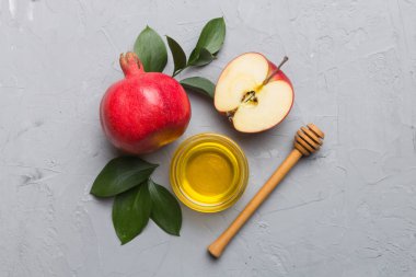 Renkli arka planda yahudi Rosh Hashanah bayramı sembolleri olan düz kompozisyon, Rosh hashanah kavramı. Geleneksel yılbaşı tatili. Kopyalama alanı olan üst görünüm.