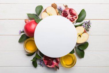 Renkli arka planda Yahudi Rosh Hashanah bayramı özellikleri taşıyan boş el ilanı ve sembolleri olan düz kompozisyon, Yılbaşı Tatili Geleneksel. Üst görünüm ve kopyalama alanı.