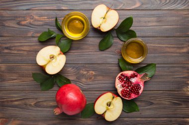 Renkli arka planda yahudi Rosh Hashanah bayramı sembolleri olan düz kompozisyon, Rosh hashanah kavramı. Geleneksel yılbaşı tatili. Kopyalama alanı olan üst görünüm.