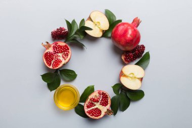 Rosh hashanah konsepti. Geleneksel Yahudi Yeni Yıl tatili sembollerinden yapılmış bir çerçeve. Kopyalama alanı olan üst görünüm.