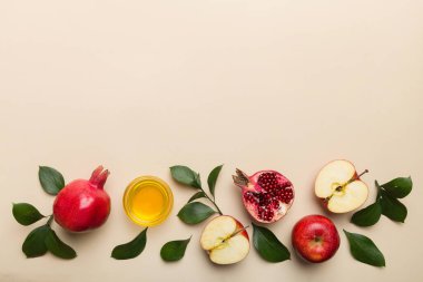 Renkli arka planda yahudi Rosh Hashanah bayramı sembolleri olan düz kompozisyon, Rosh hashanah kavramı. Geleneksel yılbaşı tatili. Kopyalama alanı olan üst görünüm.