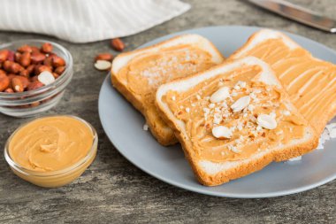 Fıstık ezmeli sandviç ya da arka planda kızarmış ekmek. Kahvaltı. Vejetaryen yemeği. Amerikan mutfağının üst görünümü kopyalama alanı.