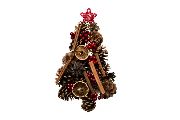 Geïsoleerde Kerstboom Gemaakt Van Natuurlijke Kegels Gekleurde Achtergrond Uitzicht Van — Stockfoto
