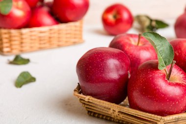 Tahta masanın üzerinde yaprakları olan olgun meyve bahçesi meyveleri. Üst görünüm düzlüğü kopyalama alanı ile yatıyordu.