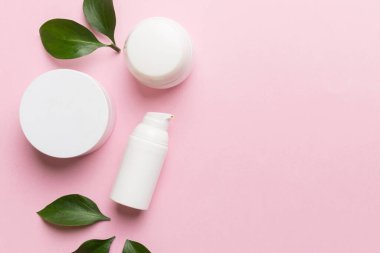 Renkli yeşil yapraklı organik kozmetik ürünler. Uzayı kopyala, düz yat.