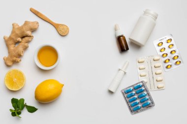 Doğal soğuk algınlığı ve grip ilaçları. Bağışıklık uyarımı ve virüs koruması için doğal malzemeler. Üst görünüm düzlüğü.