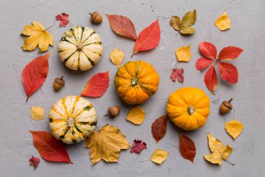 Sonbahar kompozisyonu. Masadaki kurumuş yapraklar ve diğer tasarım aksesuarlarından oluşan desen. Düz yatış, üst görünüm.