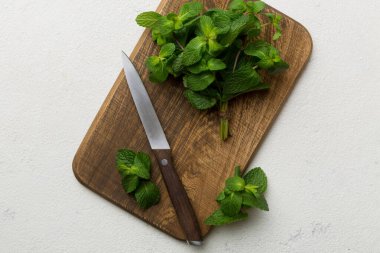 Kesme masasında taze nane şekeri, üst manzara. Metin için Düz Alan.