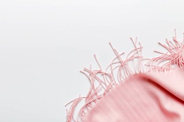 Sonbahar kompozisyonu. Süveter, ekose, arka planda sonbahar yaprakları. Düz konum, üst görünüm, kopyalama alanı.