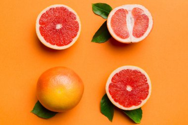 Renkli arka planda sulu greyfurt dilimli taze meyve greyfurdu. Üst Manzara. Uzayı kopyala yaratıcı yaz konsepti. Minimum düzlükte turunçgillerin yarısı kopyalama alanı ile yatar.