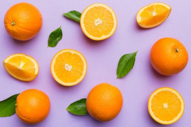 Renkli arka planda taze portakal dilimlerinin meyve deseni. Üst Manzara. Uzayı kopyala yaratıcı yaz konsepti. Minimum düzlükteki turunçgillerin yarısı.