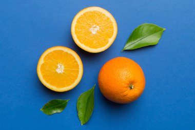 Renkli arka planda taze portakal dilimlerinin meyve deseni. Üst Manzara. Uzayı kopyala yaratıcı yaz konsepti. Minimum düzlükteki turunçgillerin yarısı.
