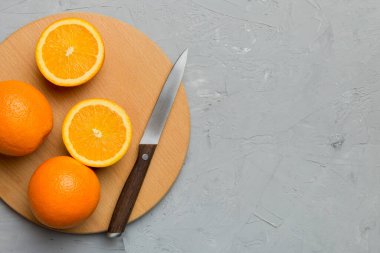 Masada taze olgun portakallar var. Üst Görünüm Düz.