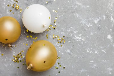 Arka planda yuvarlak balonlar ve konfetilerden oluşan çok renkli balonlar var. Doğum günü partisi geçmişi.