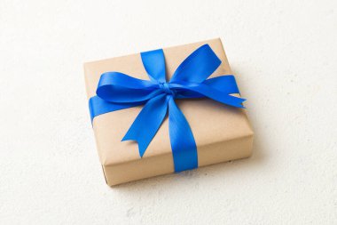 Paketlenmiş Noel ya da renkli kurdeleli el yapımı el yapımı diğer Noel hediyeleri. Hediye kutusu, hediye süslemesi, kopya alanı ile üst görünüm.