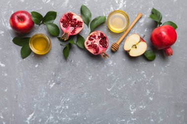 Renkli arka planda yahudi Rosh Hashanah bayramı sembolleri olan düz kompozisyon, Rosh hashanah kavramı. Geleneksel yılbaşı tatili. Kopyalama alanı olan üst görünüm.