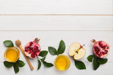 Renkli arka planda yahudi Rosh Hashanah bayramı sembolleri olan düz kompozisyon, Rosh hashanah kavramı. Geleneksel yılbaşı tatili. Kopyalama alanı olan üst görünüm.