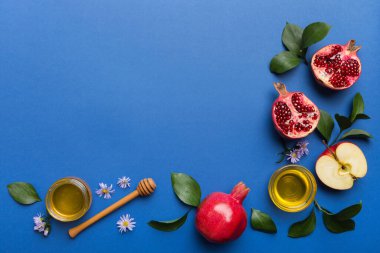 Renkli arka planda yahudi Rosh Hashanah bayramı sembolleri olan düz kompozisyon, Rosh hashanah kavramı. Geleneksel yılbaşı tatili. Kopyalama alanı olan üst görünüm.