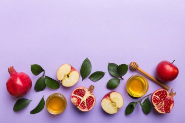 Renkli arka planda yahudi Rosh Hashanah bayramı sembolleri olan düz kompozisyon, Rosh hashanah kavramı. Geleneksel yılbaşı tatili. Kopyalama alanı olan üst görünüm.