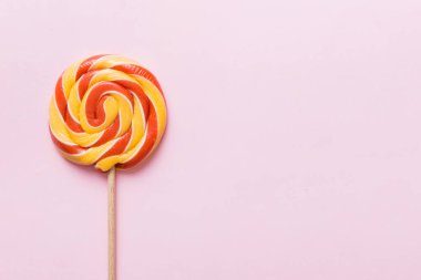 Renkli arka planda renkli lolipoplar. Yaz kavramı. Parti Mutlu Yıllar ya da Minimalist Kavram.