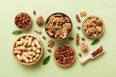 Ceviz çekirdeği yarım, ahşap bir kasede. Yakın plan, yukarıdan, renkli arkaplanda. Sağlıklı beslenme kavramı. Kopyalama alanı olan süper gıdalar.