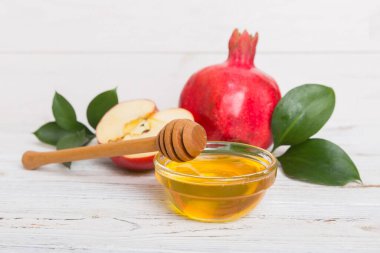 Renkli arka planda yahudi Rosh Hashanah bayramı sembolleri olan düz kompozisyon, Rosh hashanah kavramı. Geleneksel yılbaşı tatili. Kopyalama alanı olan üst görünüm.