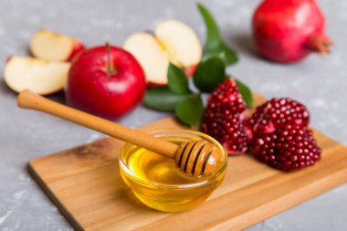 Rosh hashanah, Yahudi bayramı, kavram: kesim tahtasıyla bal, elma ve nar, kapat.