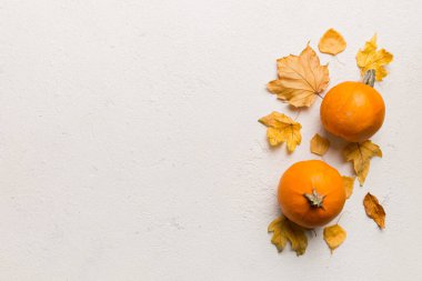 Sonbahar kompozisyonu. Masadaki kurumuş yapraklar ve diğer tasarım aksesuarlarından oluşan desen. Düz yatış, üst görünüm.