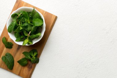 Kesme masasında taze nane şekeri, üst manzara. Metin için Düz Alan.