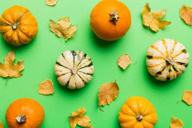 Sonbahar kompozisyonu. Masadaki kurumuş yapraklar ve diğer tasarım aksesuarlarından oluşan desen. Düz yatış, üst görünüm.