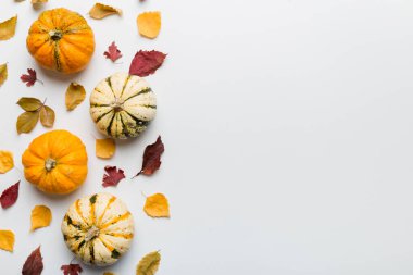 Sonbahar kompozisyonu. Masadaki kurumuş yapraklar ve diğer tasarım aksesuarlarından oluşan desen. Düz yatış, üst görünüm.