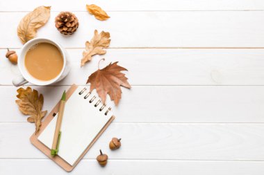 Sonbahar yapraklı bir fincan kakao soyut natürmort yaşam üst görünüm kopyalama alanı.